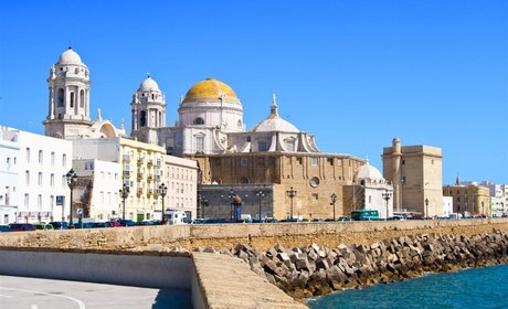 Catedral de Cádiz en el capo sur. / Manuel de la Varga Catedral de Cádiz en el capo sur
