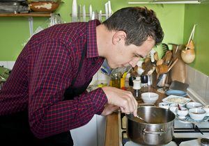 Hoy cocinan ellos: Controlando la cazuela. Foto: Sofía Moro