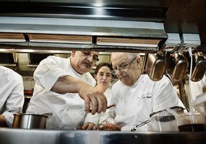 Arzak con su hija Elena y parte de su equipo Arzak con su hija Elena y parte de su equipo