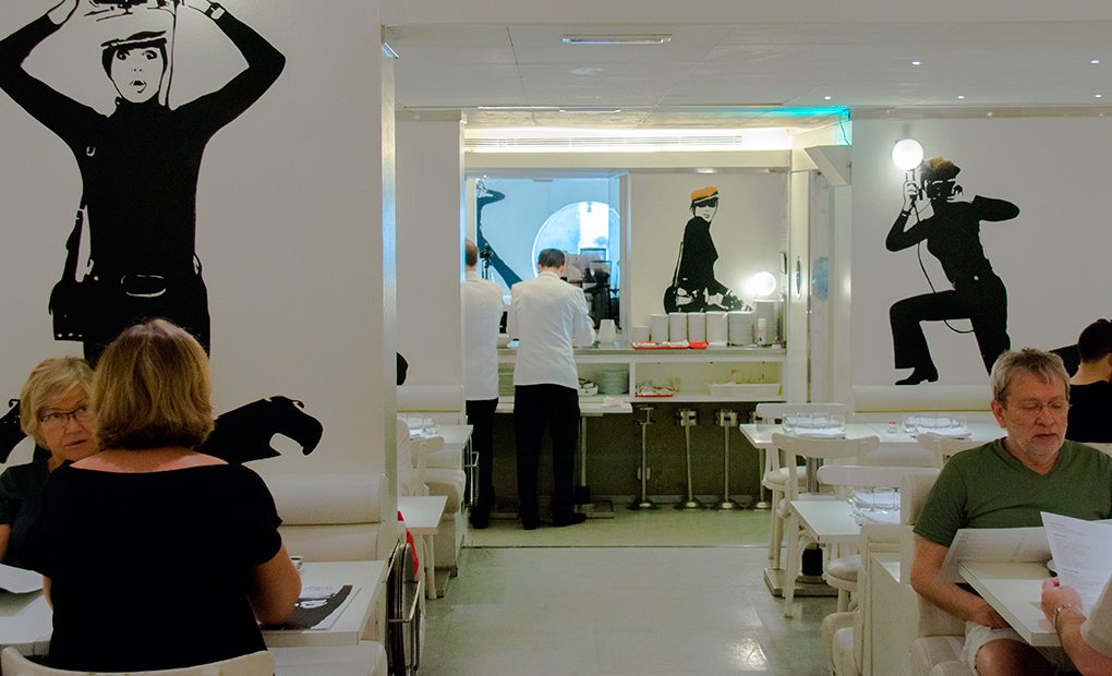 Apertura. Restaurante Flash Flash, Barcelona: Sala del local. Foto: Zach C. George Restaurante Flash Flash, Barcelona: Sala del local. Foto: Zach C. George