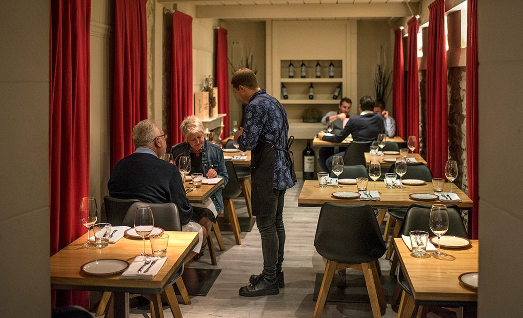 (Apertura) Restaurante 'Ad Hoc Cascanueces', Bilbao: Sala del local. Foto: Alfredo Cáliz