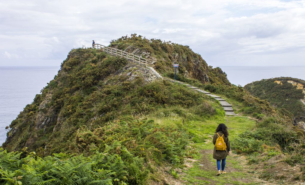 Una chica por la Punta Socastro, o O Fucioño do Porco, en Vicedo, Vigo. Foto: Shutterstock Una chica por la Punta Socastro, o O Fucioño do Porco, en Vicedo, Vigo. Foto: Shutterstock