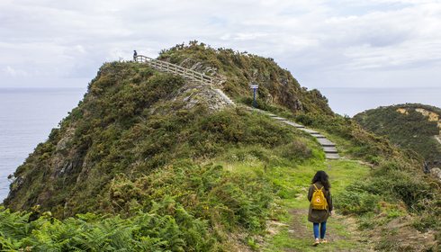 Una chica por la Punta Socastro, o O Fucioño do Porco, en Vicedo, Vigo. Foto: Shutterstock Una chica por la Punta Socastro, o O Fucioño do Porco, en Vicedo, Vigo. Foto: Shutterstock