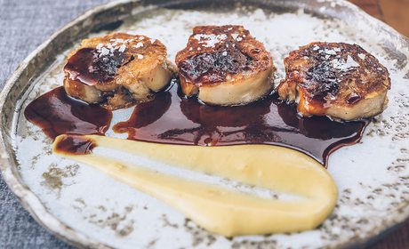 Manitas de cerdo rellenas de rabo de toro. Foto: Lakasa