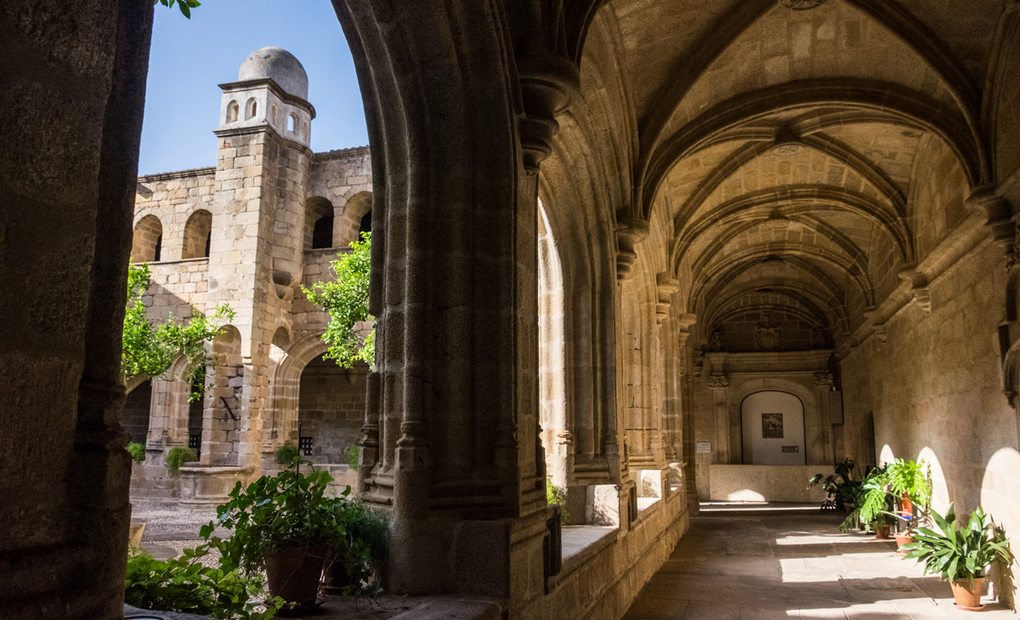 Apertura. Alcántara: Claustro del Conventual de San Benito. Foto: Hugo Palotto Alcántara: Claustro del Conventual de San Benito. Foto: Hugo Palotto