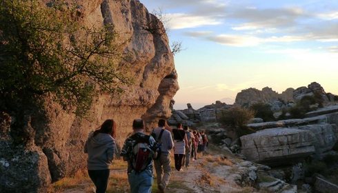 Senderismo por El Torcal. Foto: Parque natural El Torcal de Antequera Senderismo por El Torcal. Foto: Parque natural El Torcal de Antequera