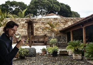 Altos de Trevejos: Enrique Alfonso en el patio. Foto: Roberto Ranero