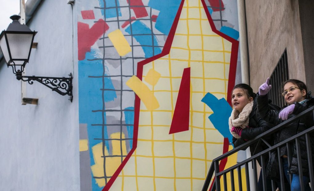 Apertura_niñas junto a un mural de Fanzara, Castellón. Foto: Eva Máñez Apertura_niñas junto a un mural de Fanzara, Castellón. Foto: Eva Máñez