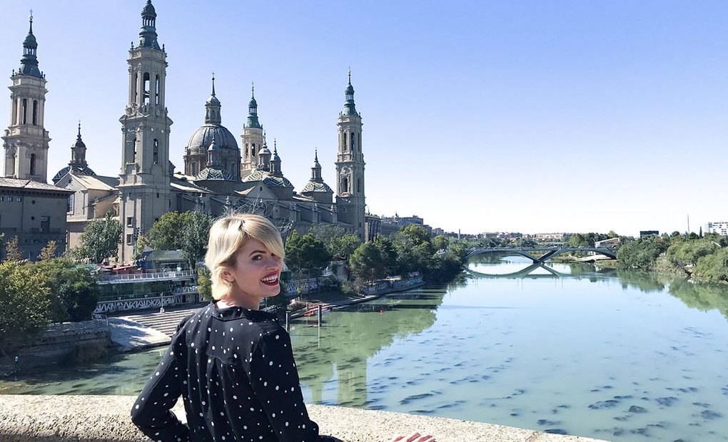 Adriana Abenia frente a la Basílica del Pilar en Zaragoza. Foto cedida
