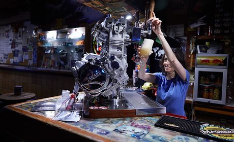 Apertura. Paddock Motard Bar, Barcelona. Vista del Tirador de cerveza en forma de motor Yamaha. Foto: Xavier Torres Bacchetta Paddock Motard Bar, Barcelona. Vista del Tirador de cerveza en forma de motor Yamaha. Foto: Xavier Torres Bacchetta