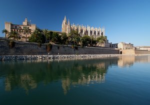 View of the Cathedral. / Photo courtesy of: Palma de Mallorca Tourist Information Office View of the Cathedral