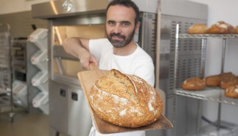Sacando un pan con la pala. Foto: José García Sacando un pan con la pala. Foto: José García