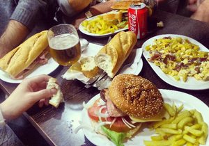 hamburguesa y bocatas en el bar iberia hamburguesa y bocatas en el bar iberia