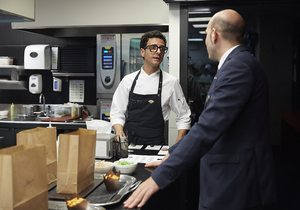 Restaurante Moments en el Hotel Mandarin de Barcelona. En la cocina del Moments preparando el menú degustación. Foto: Xavier Torres-Bacchetta Restaurante Moments en el Hotel Mandarin de Barcelona. En la cocina del Moments preparando el menú degustación. Foto: Xavier Torres-Bacchetta