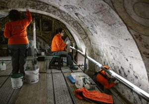 Restauradoras en andamio con los frescos, Santa María de Nogueira. Foto: Nuria Sambade Nieto Restauradoras en andamio con los frescos, Santa María de Nogueira. Foto: Clara Vilar