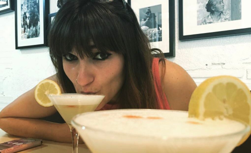 Rozalén: Degustando un pisco sour en el peruano Lima Limón de Murcia. Foto: Facebook