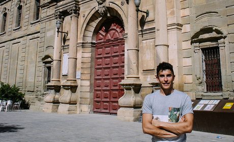 Ruta por Cervera con Marc Márquez. El piloto de MotoGP frente a la Universidad de Cervera (apertura). Foto: Raúl Romojaro