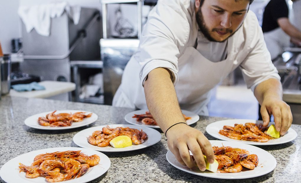 Restaurante Mas dels Arcs (Baix Empordà). Raciones de gamba en la cocina. Foto: César Cid.