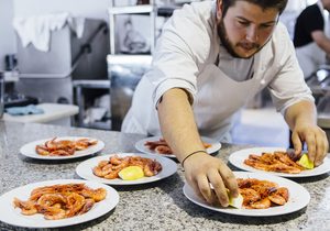 Restaurante Mas dels Arcs (Baix Empordà). Raciones de gamba en la cocina. Foto: César Cid.
