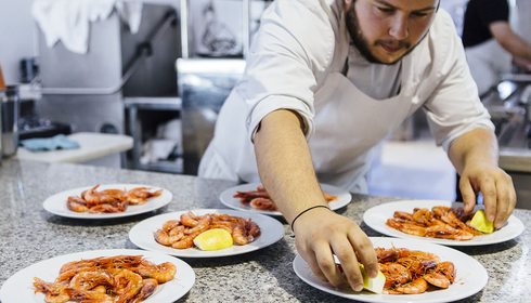 Restaurante Mas dels Arcs (Baix Empordà). Raciones de gamba en la cocina. Foto: César Cid.
