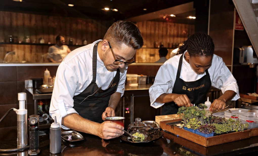 (Apertura) 47 Ronin, Madrid: Trabajando en la cocina. Foto: Roberto Ranero