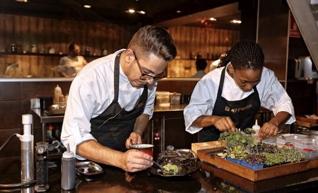 (Apertura) 47 Ronin, Madrid: Trabajando en la cocina. Foto: Roberto Ranero