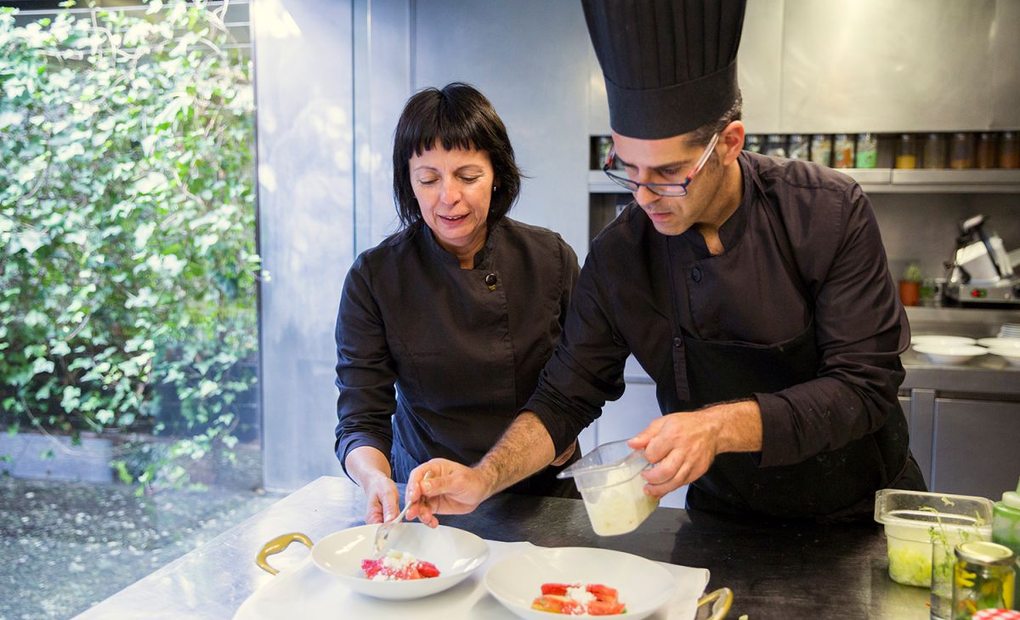 La chef Fina Puigdevall con su jefe de cocina del restaurante Les Cols, en Olot, Girona. Foto: Kristin Block La chef Fina Puigdevall con su jefe de cocina del restaurante Les Cols, en Olot, Girona. Foto: Kristin Block