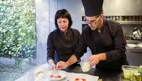 La chef Fina Puigdevall con su jefe de cocina del restaurante Les Cols, en Olot, Girona. Foto: Kristin Block La chef Fina Puigdevall con su jefe de cocina del restaurante Les Cols, en Olot, Girona. Foto: Kristin Block
