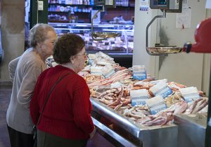 Mercado Municipal Javea - pescadería clientas 1 - Foto: Rafa Molina