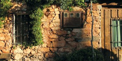 Fachada de piedra en Patones de Arriba Fachada de piedra en Patones de Arriba