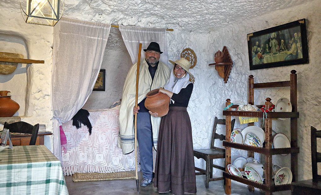 Artanara Casas Cuevas (trajes típicos apertura). Foto: Roberto Ranero