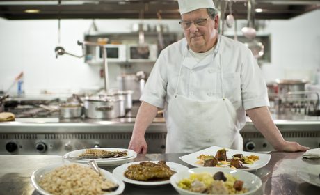 Apertura_Enrique Alcalá en la cocina de su restaurante en Calaceite, ‘Fonda Alcalá’, en la comarca del Matarraña (Teruel). Foto: Sofía Moro Apertura_Enrique Alcalá en la cocina de su restaurante en Calaceite, ‘Fonda Alcalá’, en la comarca del Matarraña (Teruel). Foto: Sofía Moro
