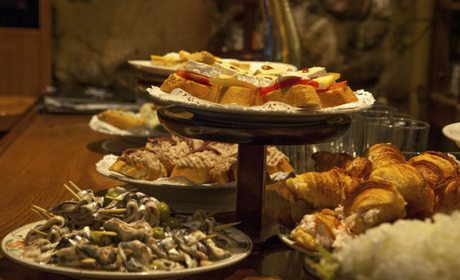 Comer de pintxos es muy típico en todo Gipuzkoa Comer de pintxos es muy típico en todo Gipuzkoa