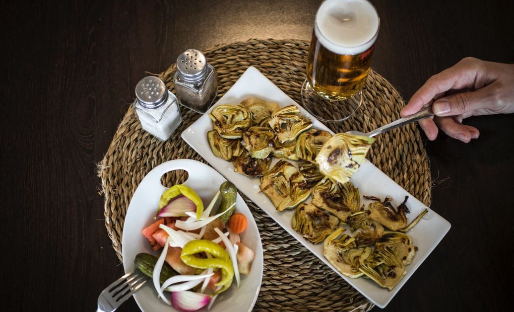Apertura OK. Bar El Trinquet, en Jávea. Alcachofas a la plancha y ensalada de encurtidos. Foto: Eva Máñez Bar El Trinquet, en Jávea. Alcachofas a la plancha y ensalada de encurtidos. Foto: Eva Máñez