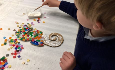 Taller de mosaicos en Barcelona - Ocio con niños | Guía Repsol Taller de mosaicos en Barcelona - Ocio con niños | Guía Repsol