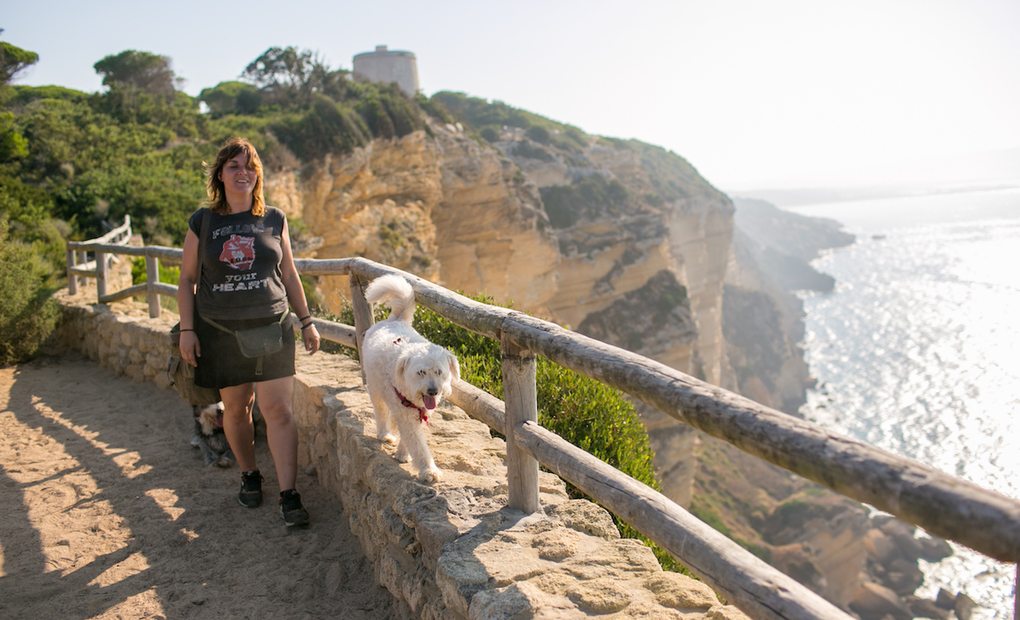 Paseando junto a la barandilla de uno de los miradores de la Ruta de los Acantilados, con el brillo del sol sobre el mar. Foto: Juan Carlos Toro Paseando junto a la barandilla de uno de los miradores de la Ruta de los Acantilados, con el brillo del sol sobre el mar. Foto: Juan Carlos Toro