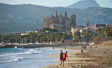 Apertura 2_Palma en enero, con la playa y la catedral al fondo. Foto: Shutterstock Apertura 2_Palma en enero, con la playa y la catedral al fondo. Foto: Shutterstock