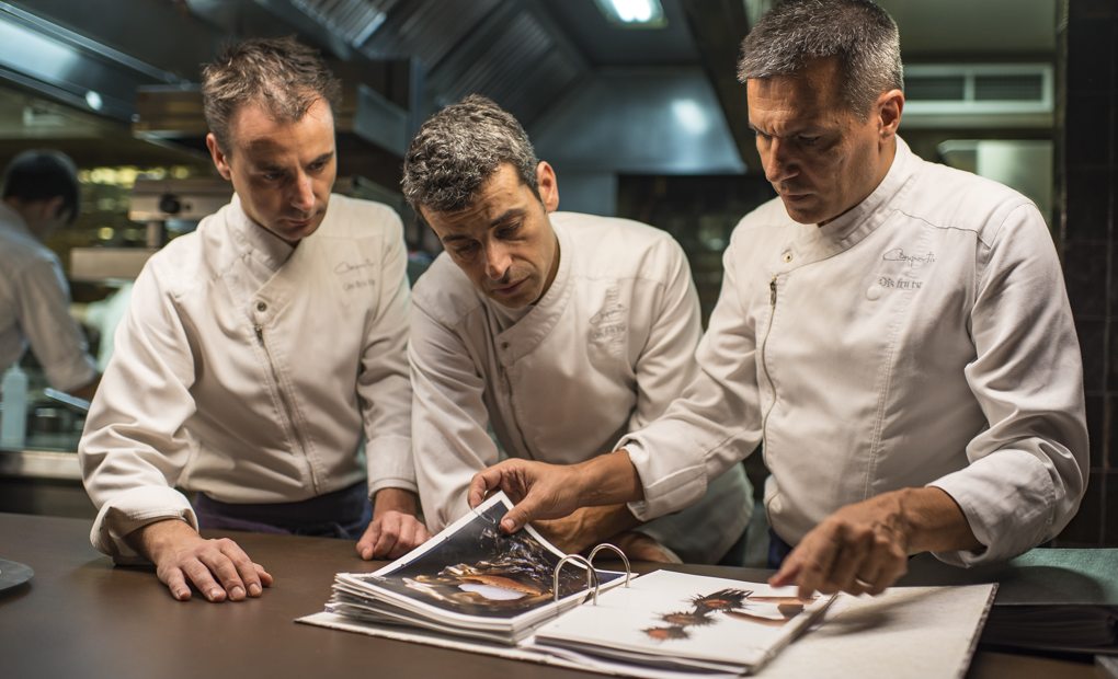 Apertura_Restaurante Disfrutar. Los tres socios: Eduard Xartruch, Mateu Casañas y Oriol Castro (de izquierda a derecha). Foto: Sofía Moro Apertura_Restaurante Disfrutar. Los tres socios: Eduard Xartruch, Mateu Casañas y Oriol Castro (de izquierda a derecha). Foto: Sofía Moro