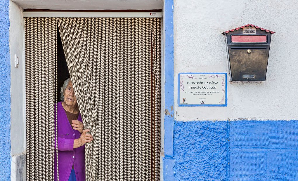 Apertura. Trasmoz: Concepción Martínez, primera mujer del pueblo en ser nombrada Bruja del Año en 2000. Foto: Ferrán Mallol