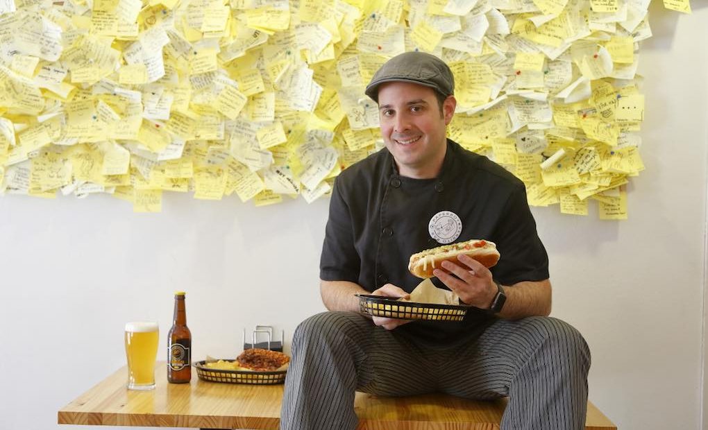 Paperboy con perrito y cerveza. Foto: Roberto Ranero Paperboy con perrito y cerveza. Foto: Roberto Ranero