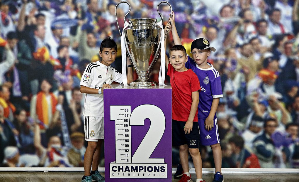 Tour Bernabéu (Real Madrid) - Niños con la 12ª Copa de Europa (APERTURA). Foto: Roberto Ranero.