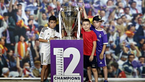 Tour Bernabéu (Real Madrid) - Niños con la 12ª Copa de Europa (APERTURA). Foto: Roberto Ranero.