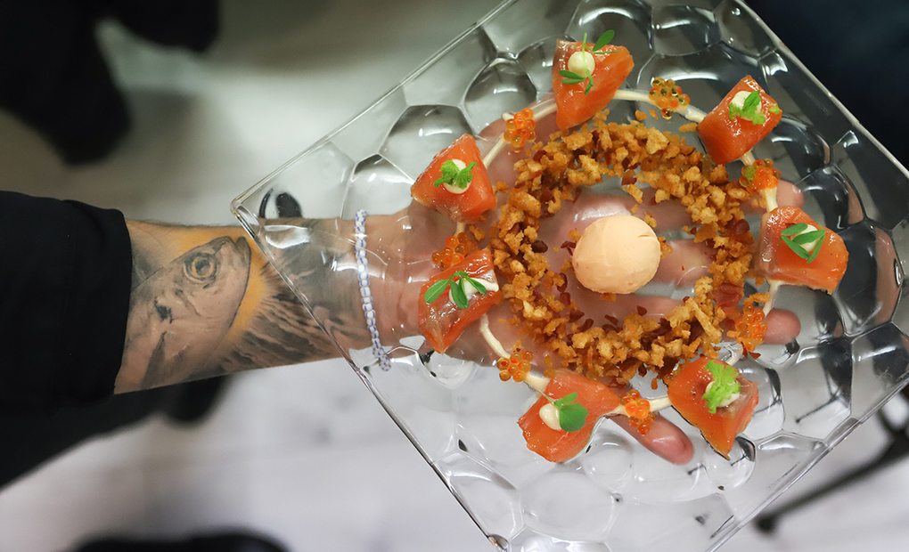 Apertura. Galerna: Trucha del Pirineo curada y ligeramente escabechada, sus huevas, migas de jamón y helado de tomate. Foto: Yoana Salvador