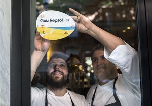 Soles Repsol 2018: la ilusión de un nuevo Sol al colocar su pegatina | Guía Repsol Soles Repsol 2018: la ilusión de un nuevo Sol al colocar su pegatina | Guía Repsol