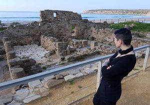 Clara mirando las ruinas de Baelo Claudia. Foto: Clara Peñalver Clara mirando las ruinas de Baelo Claudia. Foto: Clara Peñalver