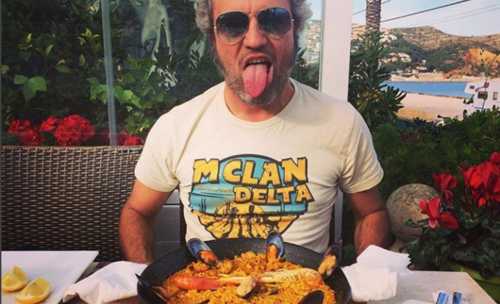 Carlos Tarque, de M Clan Celebrando un sold out en Ibiza con una paella. Foto: M Clan Carlos Tarque, de M Clan Celebrando un sold out en Ibiza con una paella. Foto: M Clan