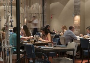 Apertura. Restaurante Totora, Barcelona: Ambiente en el interior del restaurante. Foto: Olivia Segarra Restaurante Totora, Barcelona: Ambiente en el interior del restaurante. Foto: Olivia Segarra