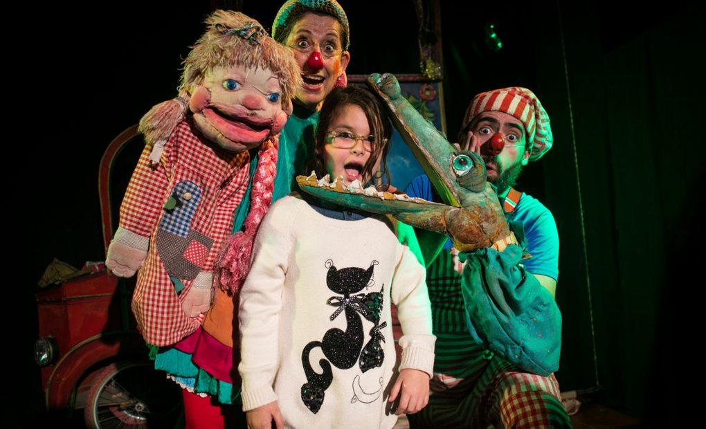 Teatro La Estrella de marionetas, Valencia. Marionetas y payasos con los niños en el teatro. Foto: Eva Máñez Teatro La Estrella de marionetas, Valencia. Marionetas y payasos con los niños en el teatro. Foto: Eva Máñez