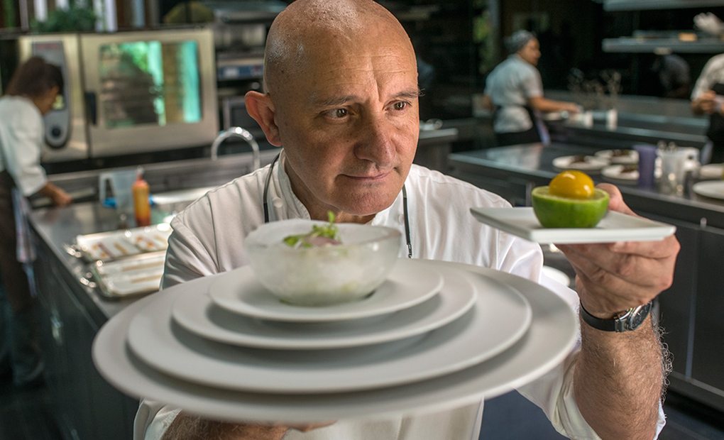 Restaurante Atrio, Cáceres: Toño Pérez en la cocina mostrando su ceviche sólido. Foto: Alfredo Cáliz