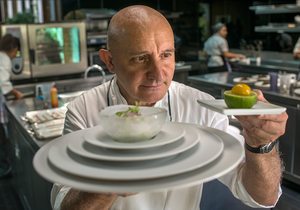 Restaurante Atrio, Cáceres: Toño Pérez en la cocina mostrando su ceviche sólido. Foto: Alfredo Cáliz